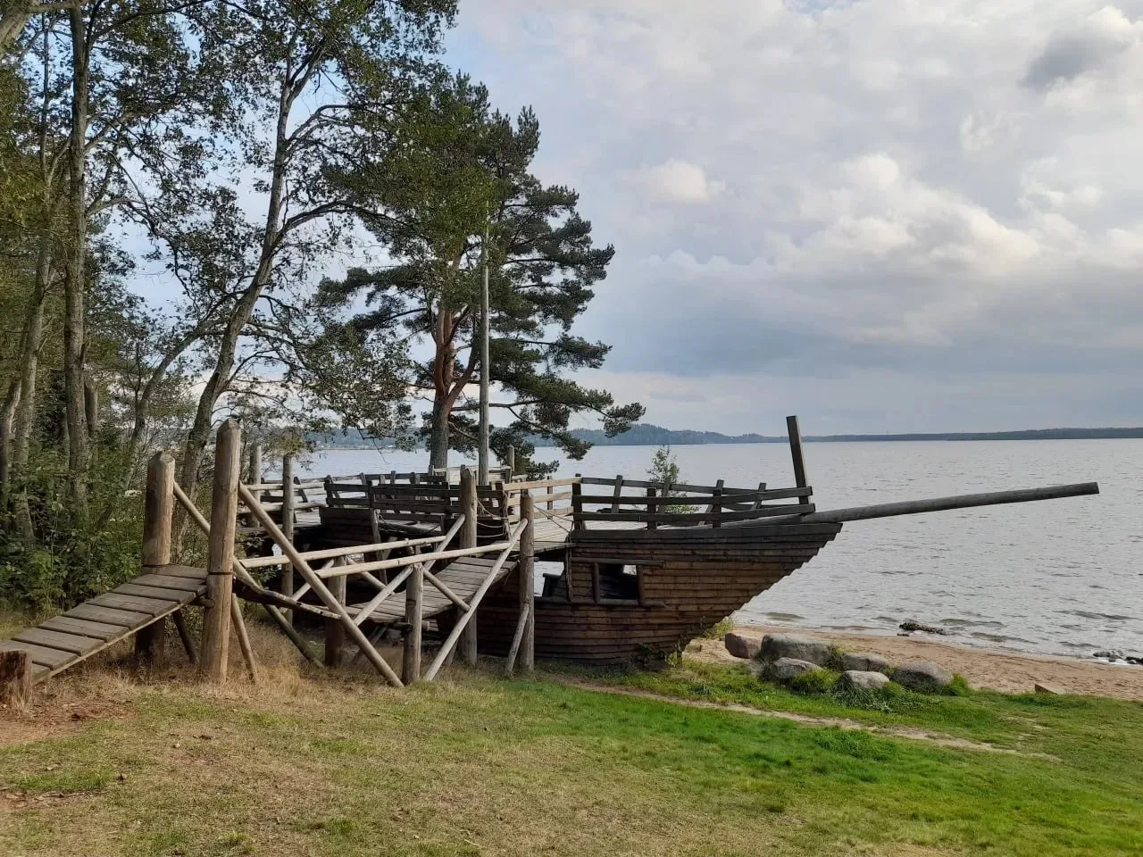 Секретный пляж с кораблем недалеко от города

📍 Место: северный берег Кавголовского озера

Отправля