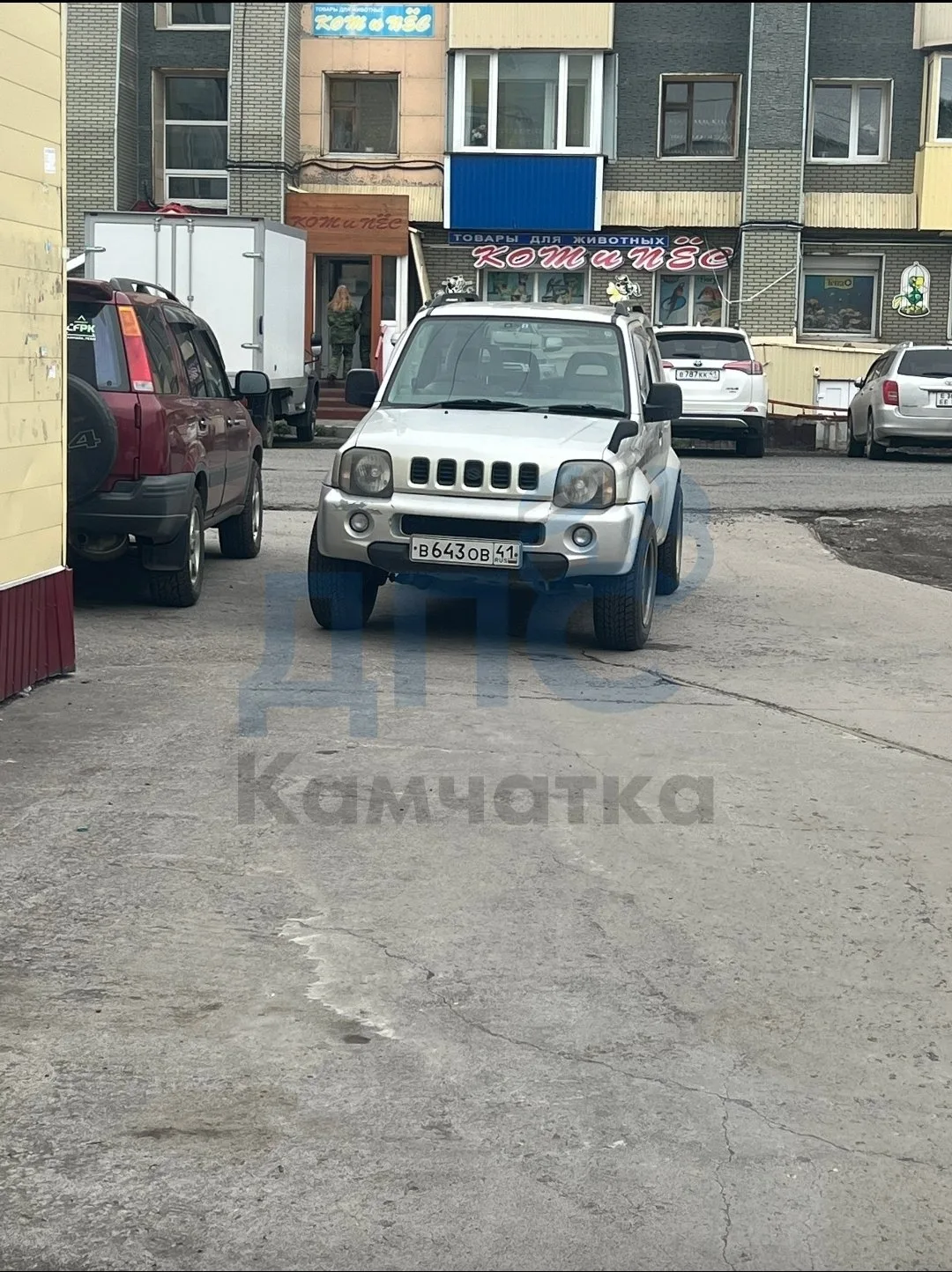 "Мастера парковки! Машинка маленькая, но двое суткок полностью перекрывает въезд во дво...