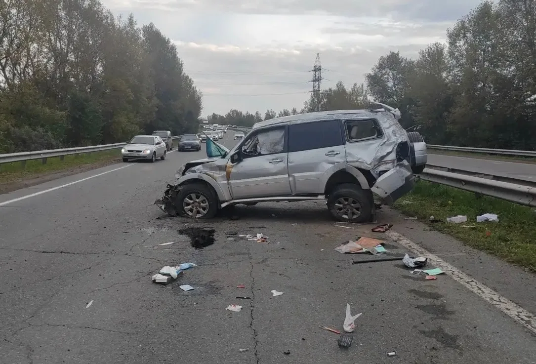 В Абакане Mitsubishi Pajero врезался в ограждение