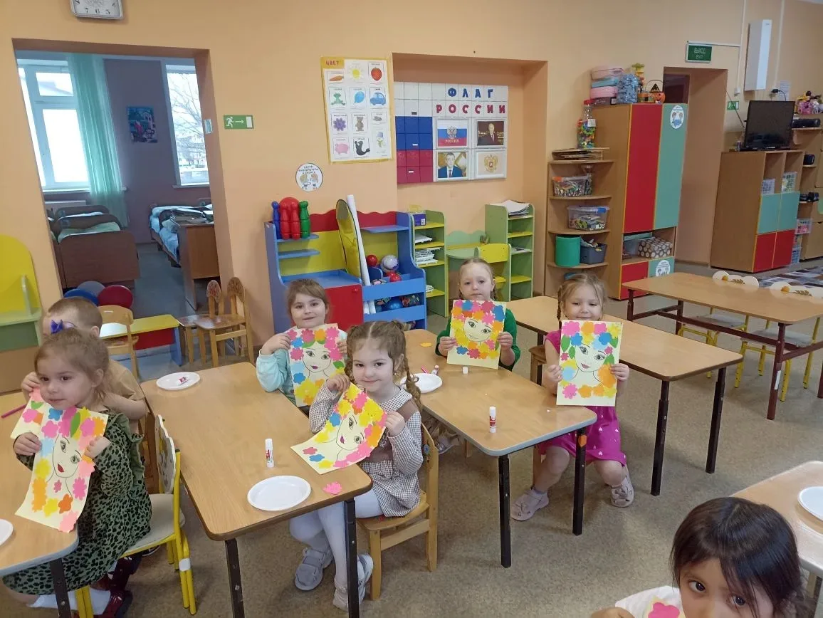 В средней группе прошло занятие аппликация" Девочка весна ". Цель данного занятия расши...
