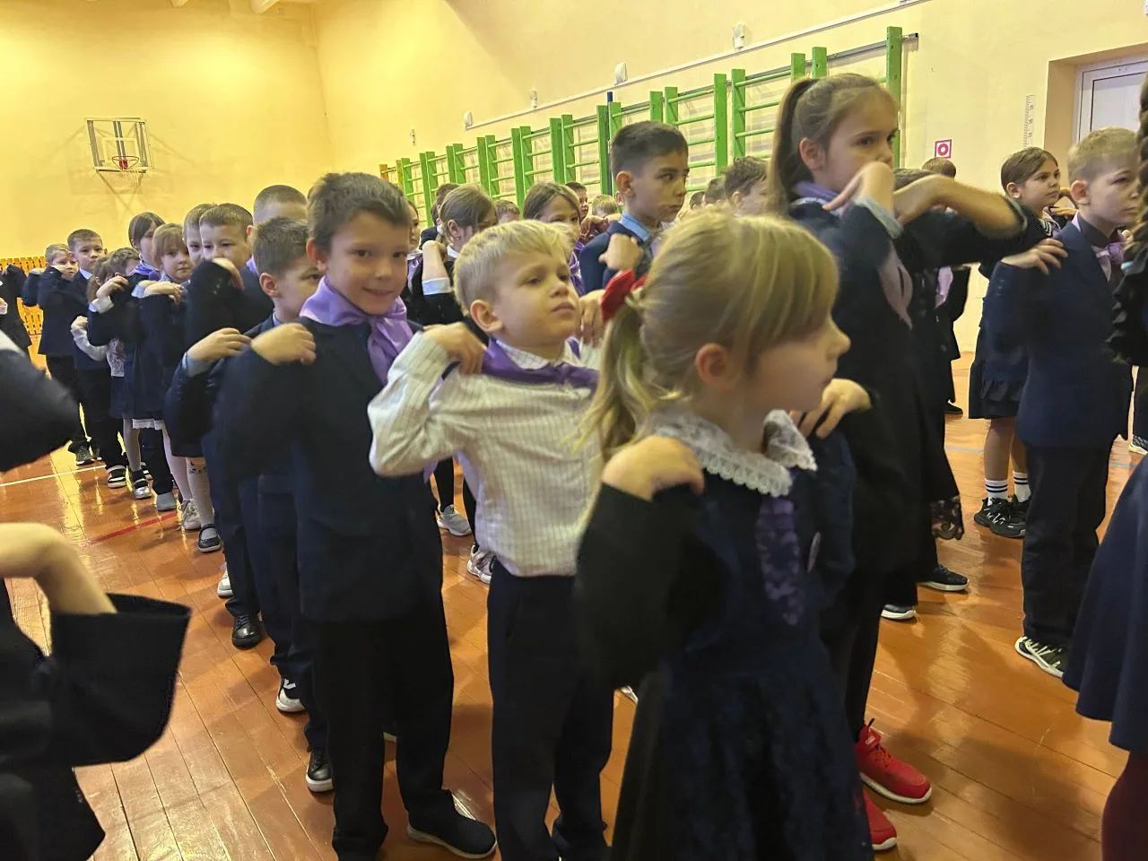 Бодрая зарядка от Первых - отличное начало дня!
#Росдетцентр #НавигаторыДетства13 #ДвижениеПервых13 