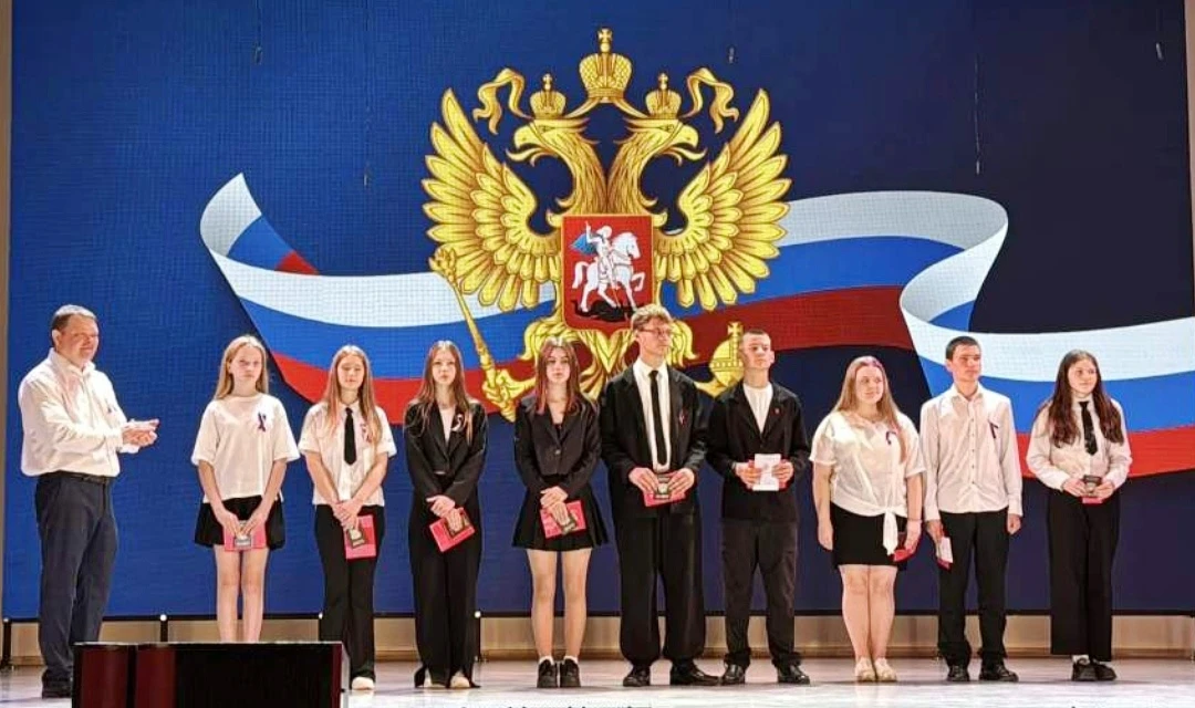 🇷🇺В день России в Донецке вручили паспорта юным дончанам.🎈🎈🎈

🗓️🇷🇺12 июня в Донецке прошел п