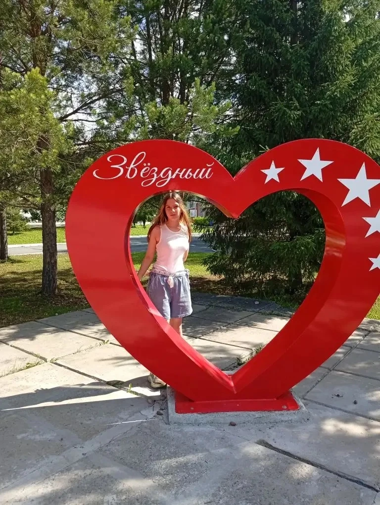 🏕 Мы продолжаем нашу летнюю рубрику!

Сегодня расскажем, как проводит каникулы Вика Коваль из 7-А к