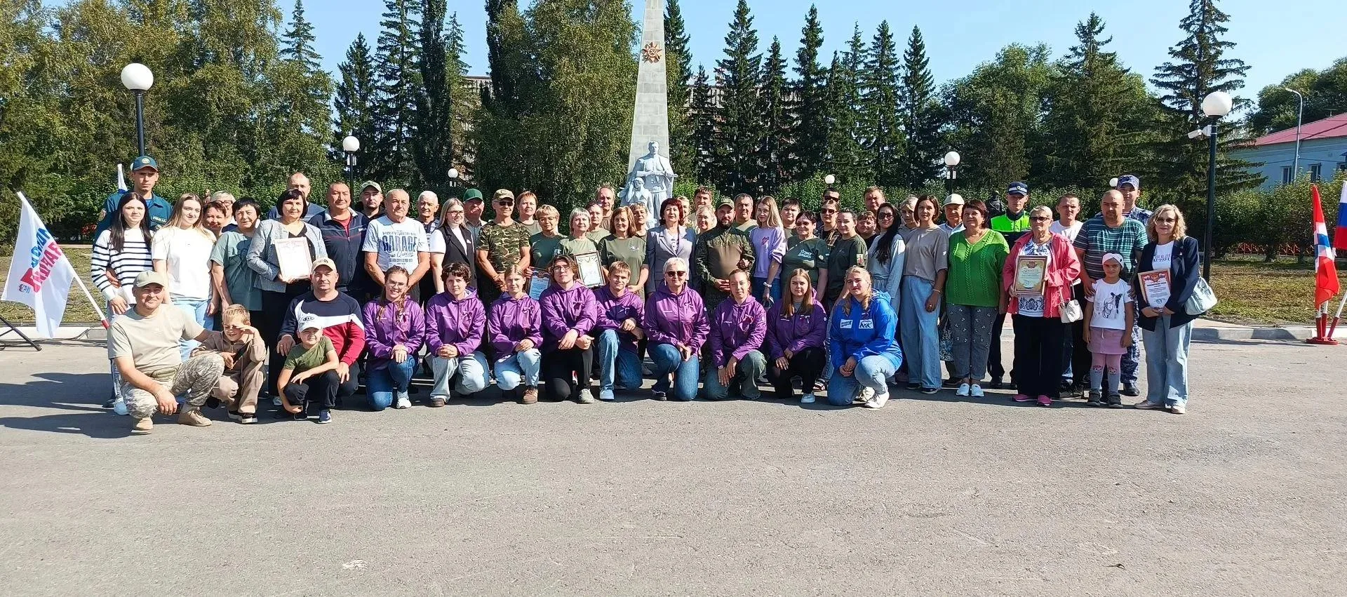 Сегодня наши улицы наполнились цветами триколора! В честь Дня Государственного флага Ро...