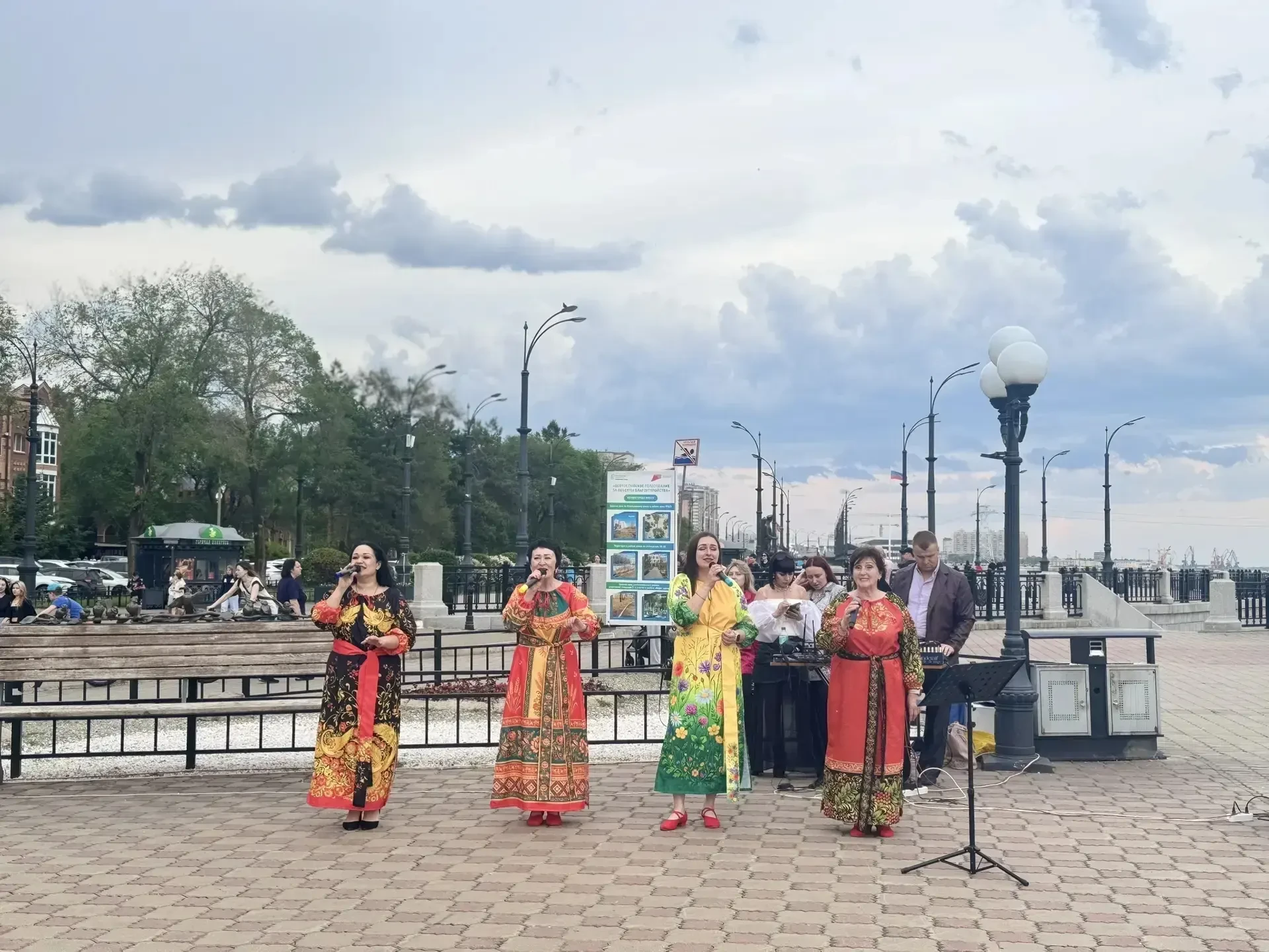 Народная вокальная студия «МИКС» из ДК с. Белогорье, ансамбль танца «Триумф» и образцовая вокальная 