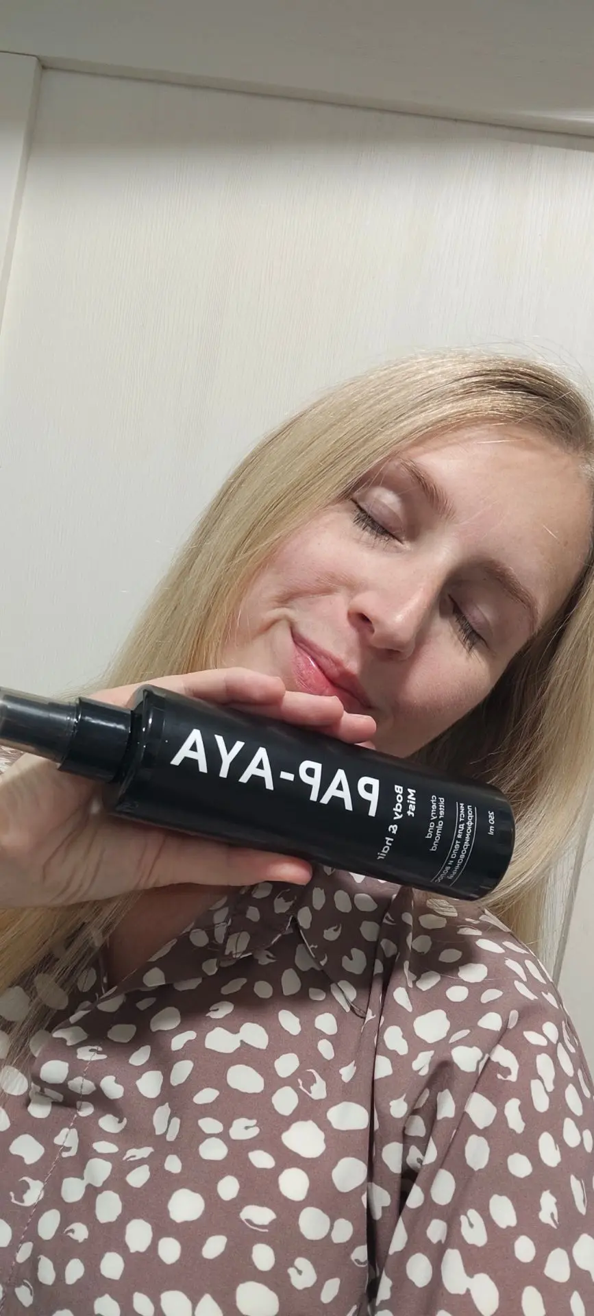 Я обожаю всякие вкусняшки для тела и волос! Заказала на ВБ мист с запахом вишни. Теперь я все время 