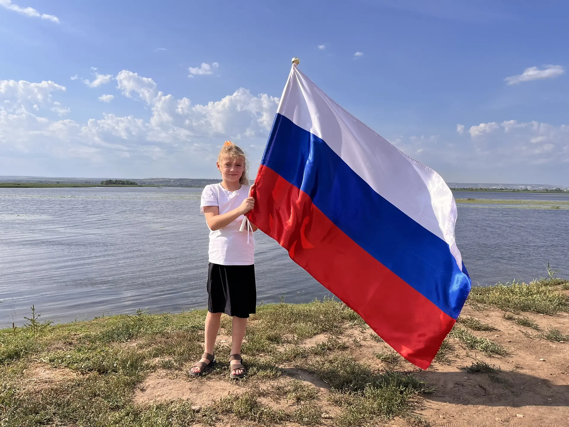 Всероссийский фотоконкурс «Белый, синий, красный — самый красивый» ко Дню Государственн...