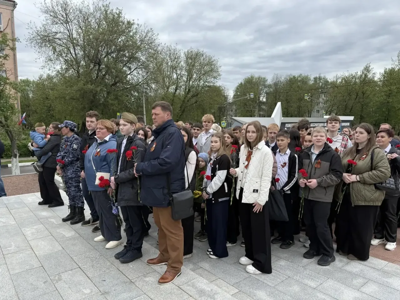 9 мая делегация обучающихся и педагогов приняли участие в городском мероприятии и возложили цветы к 