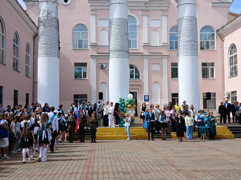 🌟 Последний звонок в лицее: финальная глава, которая началась с полёта  Сегодня для наших одиннадцат