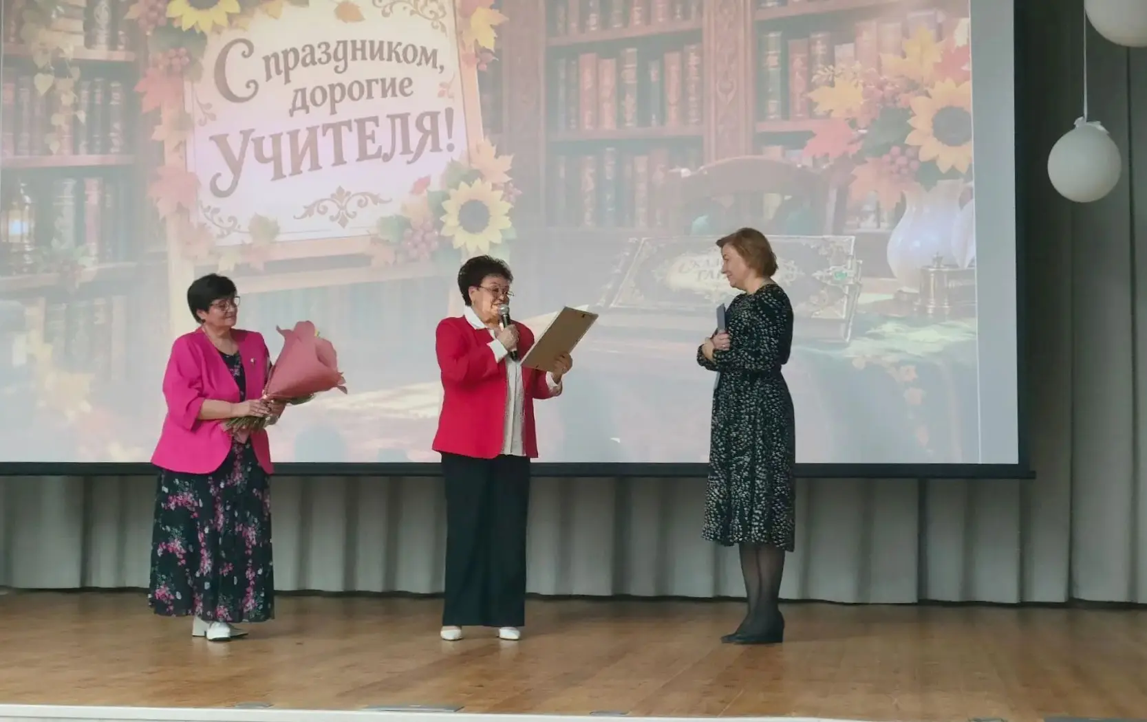 В преддверии Дня учителя в МБОУ «Гимназия Протвино» прошёл праздничный концерт «Сказочн...