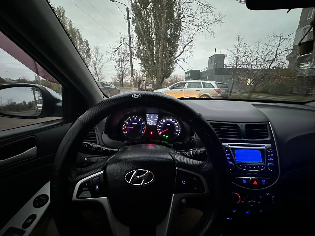 Hyundai Solaris 2011 год в отличном состоянии.1.6 Автомат,подогрев  сидений, кондиционер (заправлен)