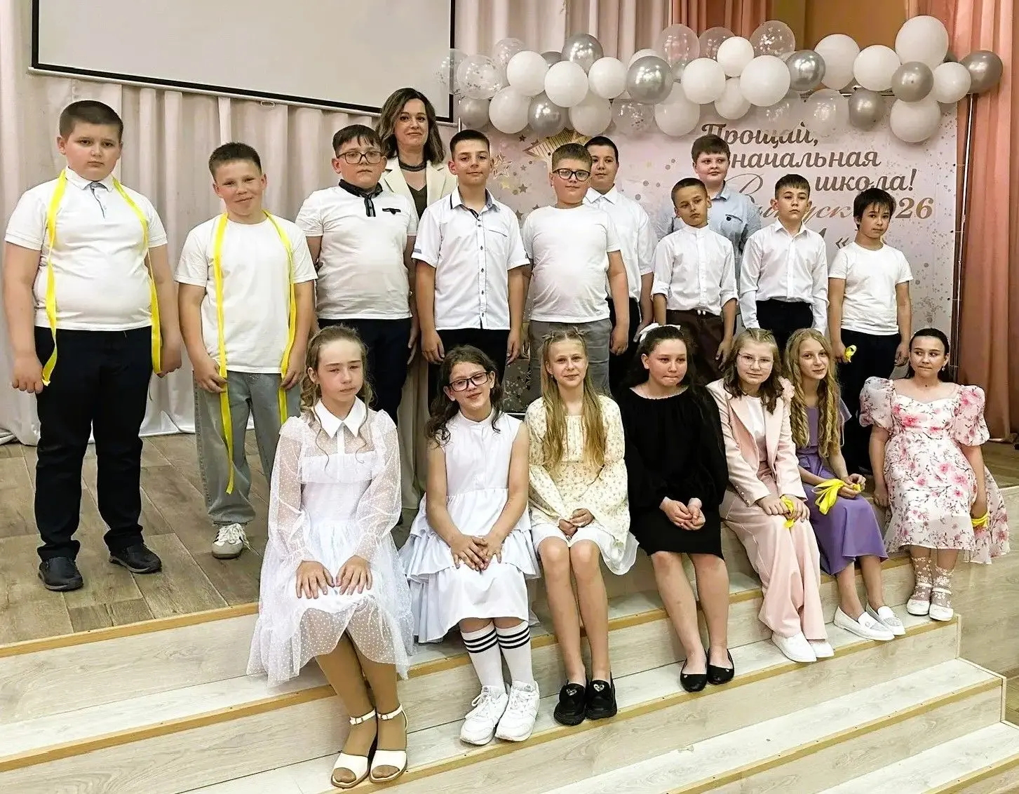 В четвёртых классах прошла торжественная церемония выпускной из начальной школы. Это со...