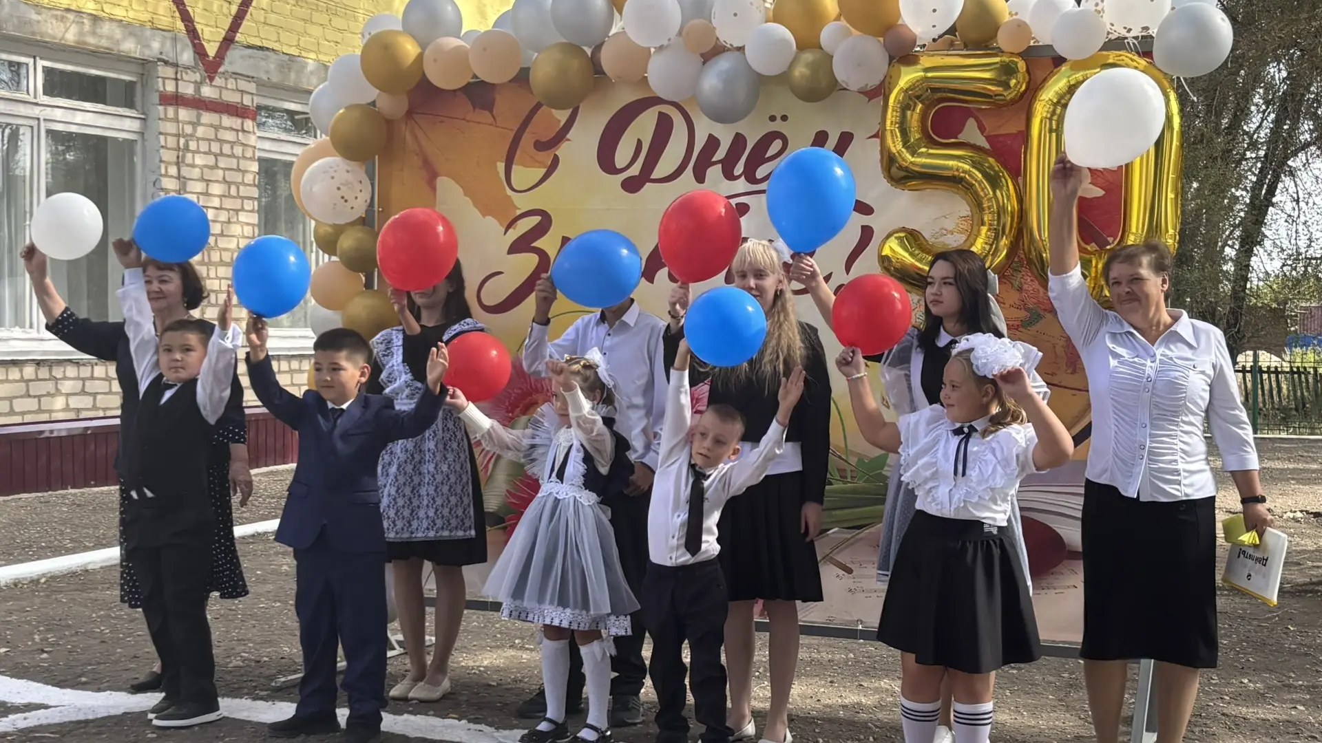 🎊Яркие букеты, белоснежные банты, ажурные фартуки девочек... И волнение, которое неизм...