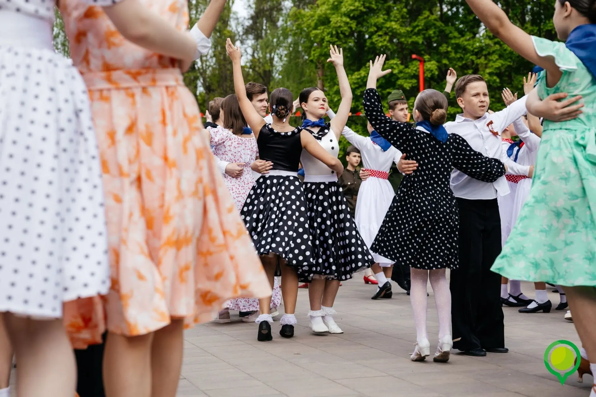 💃«Вальс Победы» станцевали школьники Липецка   9 мая в парке Победы прошел финал всероссийской акции