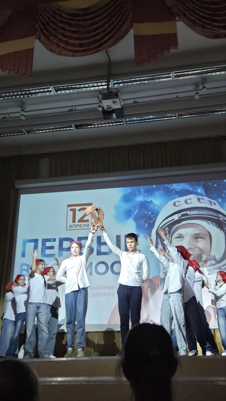 🚀 День космонавтики в нашей школе!  🎙Ребята из 6 «Е» класса под руководством советника директора Ков