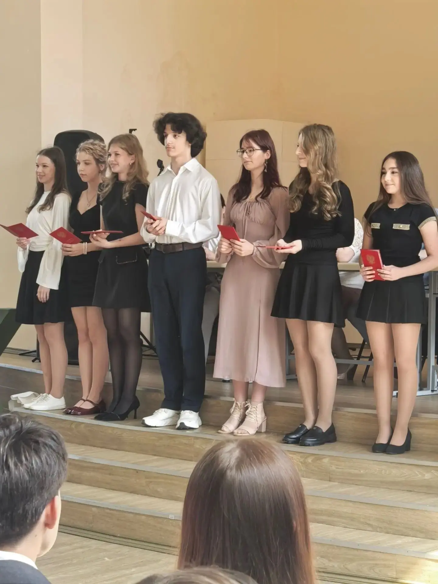 🎓 Дорогие выпускники 9-х классов!

Вот и остались позади волнительные дни экзаменов, а впереди — но