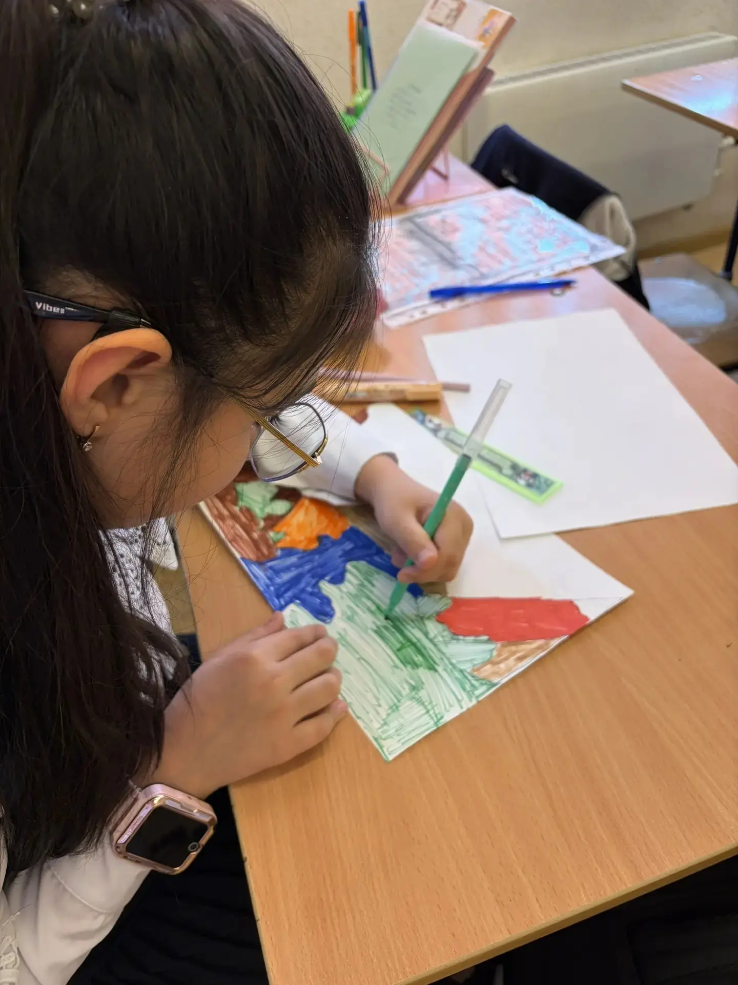 🎨✨ 2 «Г» класс: выставка «Мой самый счастливый день» В нашем 2 «Г» классе прошла удивительная выстав