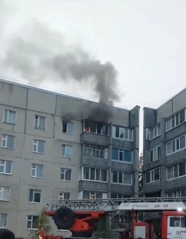 Пожарные «Центроспас-Югории» спасли двух человек из горящего дома