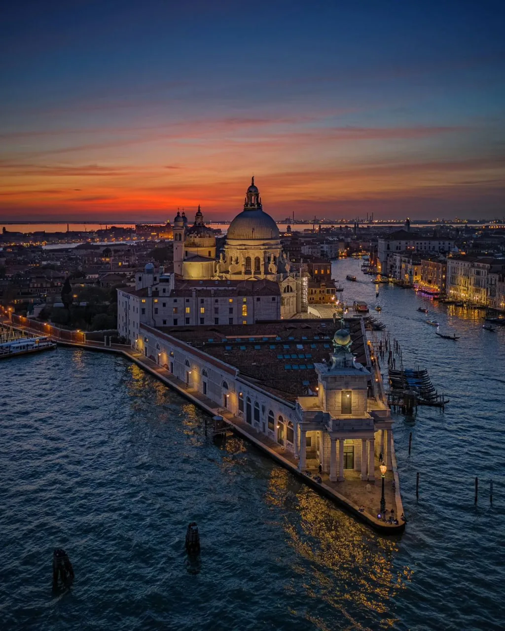 Заканчиваем день с прекрасным ночным видом:

📍Венеция, Италия 🇮🇹

Мир Путешествий 🌍 Подписаться