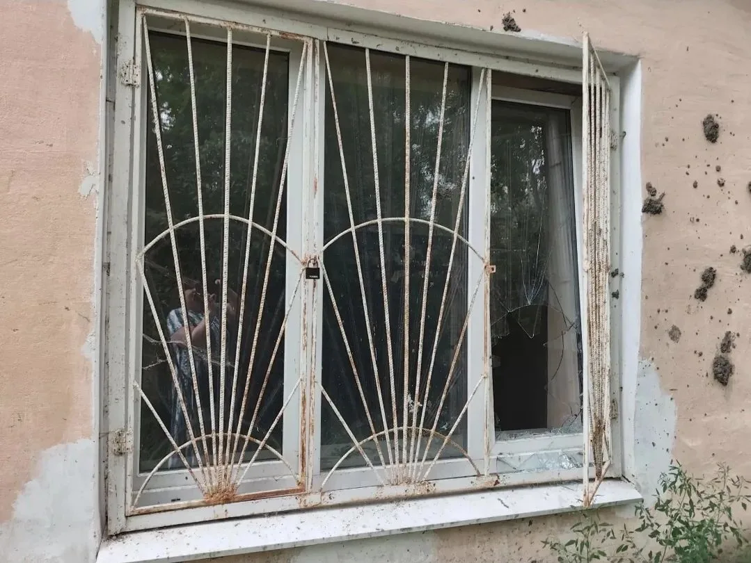 На Звёздной 10 хулиганы в очередной раз разбили окна и сломали решетки в цоколе, который принадлежит