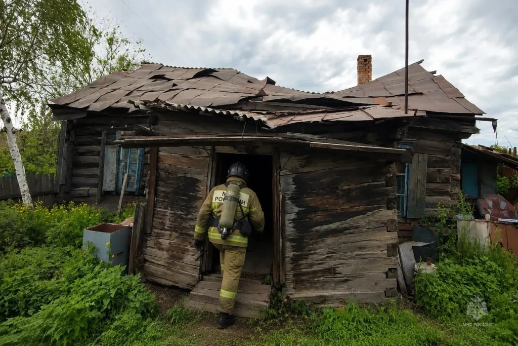 Огнеборцы 15 июня спасли спящего мужчину из загоревшегося частного дома на улице Пушкинской в Нерчин