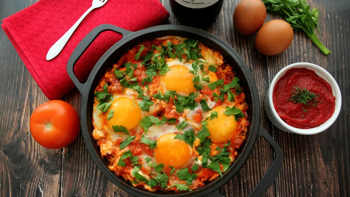 🍳 Шакшука с мясом — яйца, тушённые со свининой, болгарским перцем и помидорами в томат...