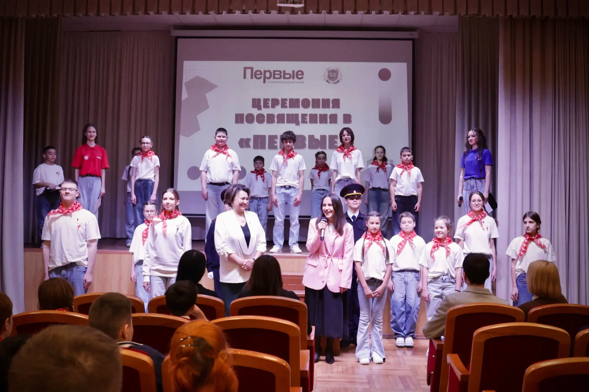 Важные гости и тёплые слова 🤗  Разделить радость события с учащимися и педагогами школы №20 пришли п