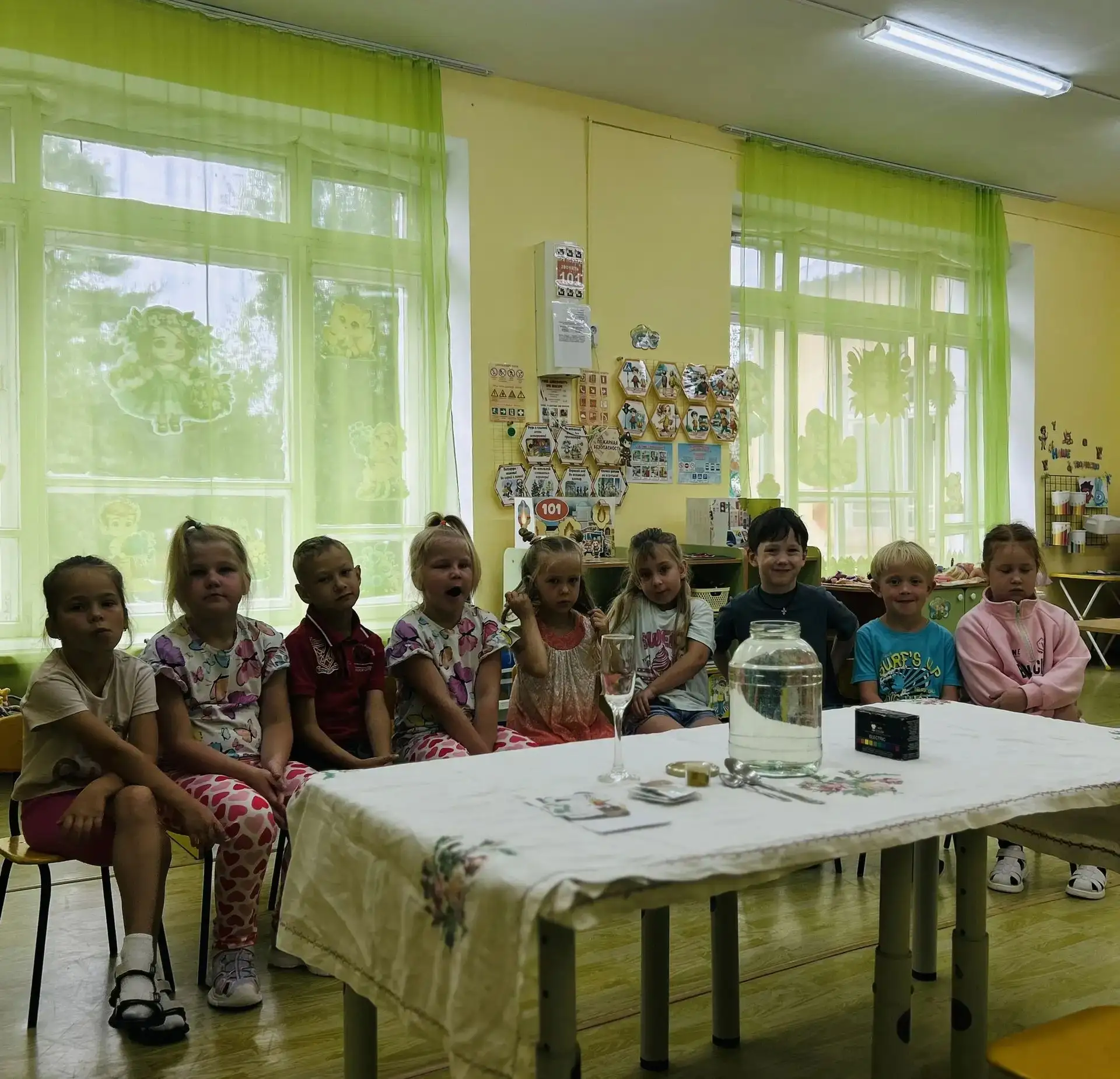 Неделя экспериментов в старшей группе началась с увлекательных опытов с водой.
Ребята познакомились 