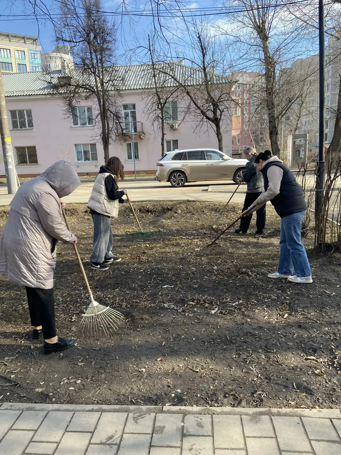 🧹Сегодня наш Центр образования №34 вышел на общегородской субботник. Коллектив активно навёл порядок