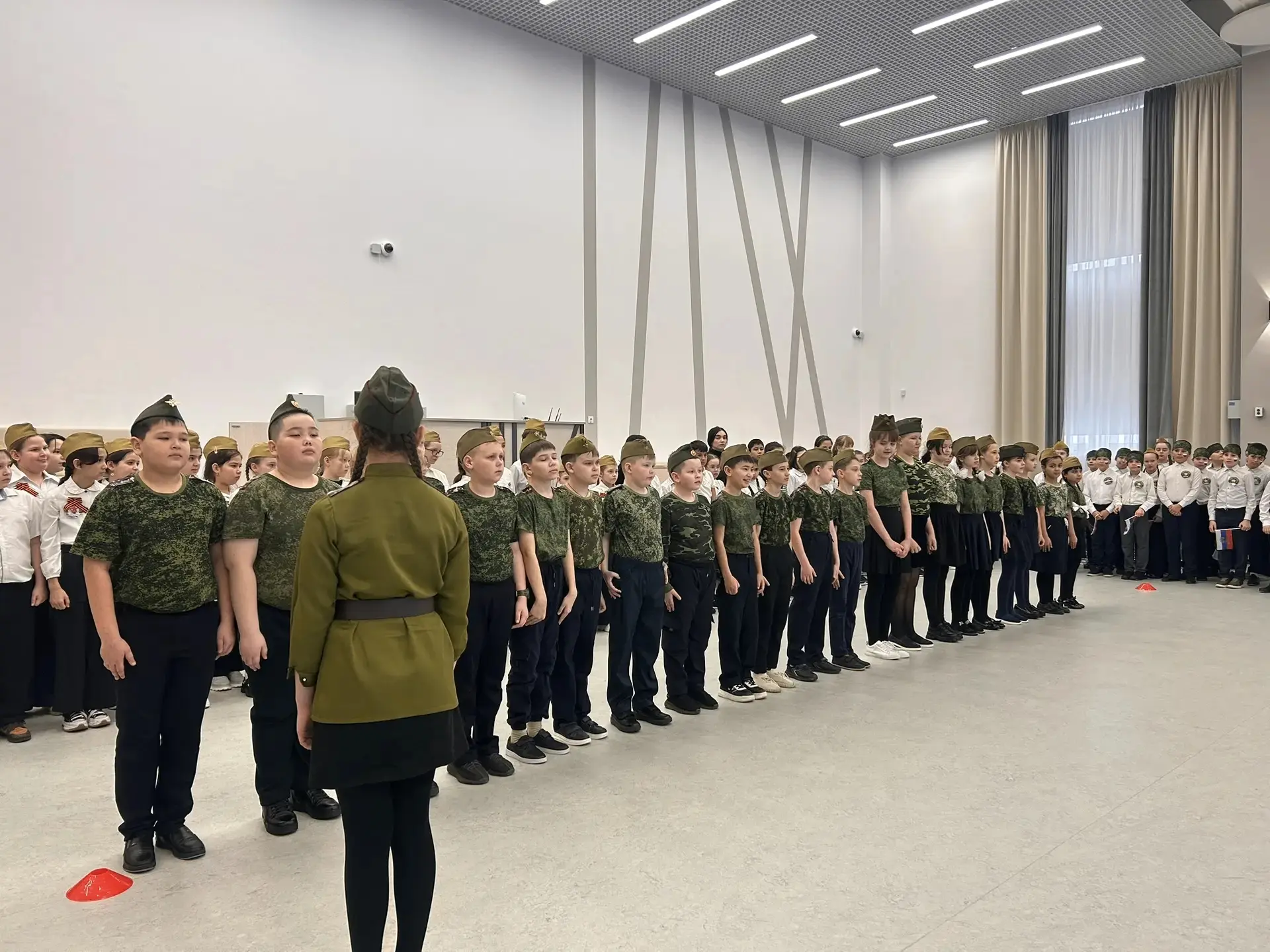 Сегодня в нашей школе состоялся смотр строя и песни, посвящённый Дню защитника Отечества — 23 феврал
