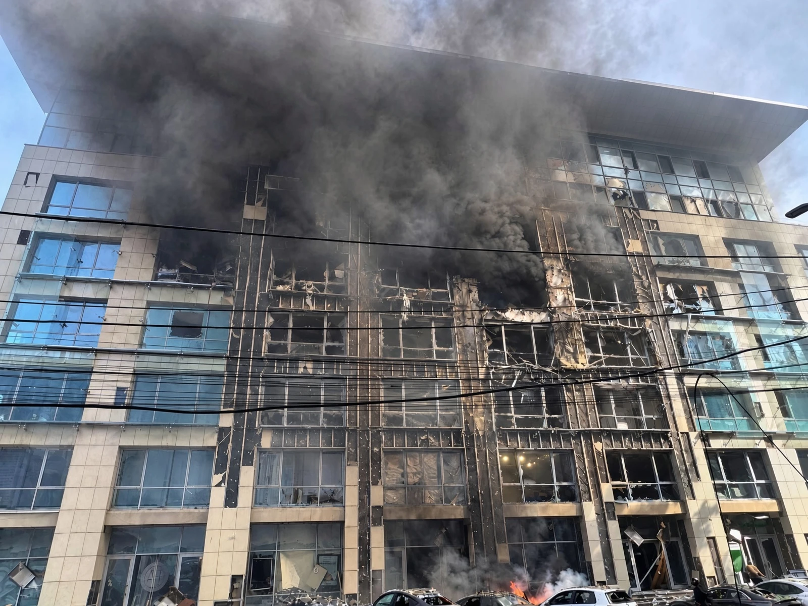 В Днепре Российский беспилотник попал в офисное здание на улице Мечникова (рядом с мэри...