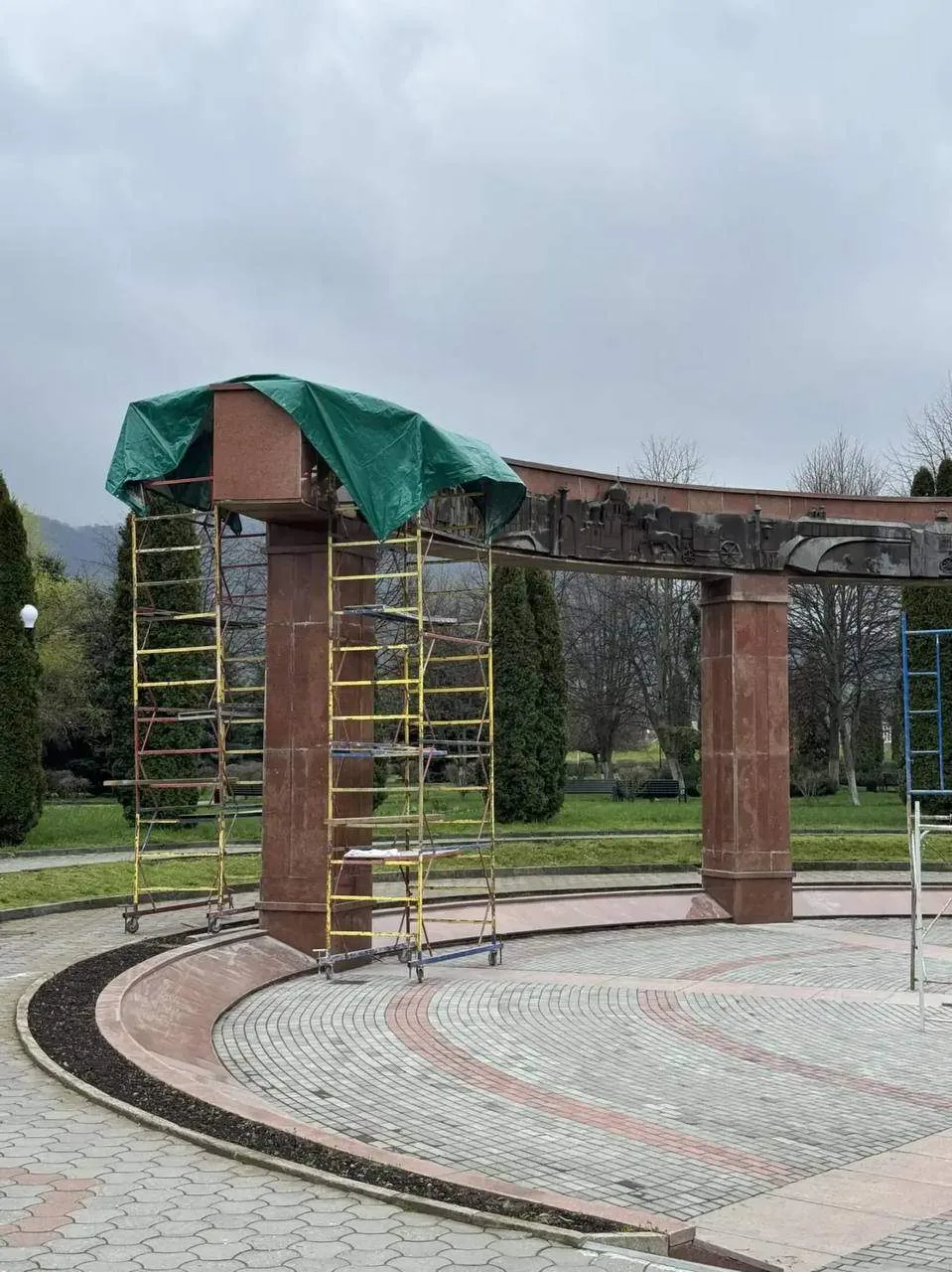 Началась реставрация скульптурной группы «Послы у императрицы» на Мемориале Славы  Планируется укреп