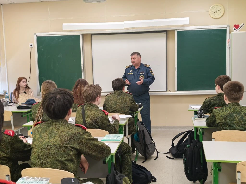 Сегодня в 6 и 7 классах проводил беседы по безопасному поведению на водоемах, по правилам пожарной, 