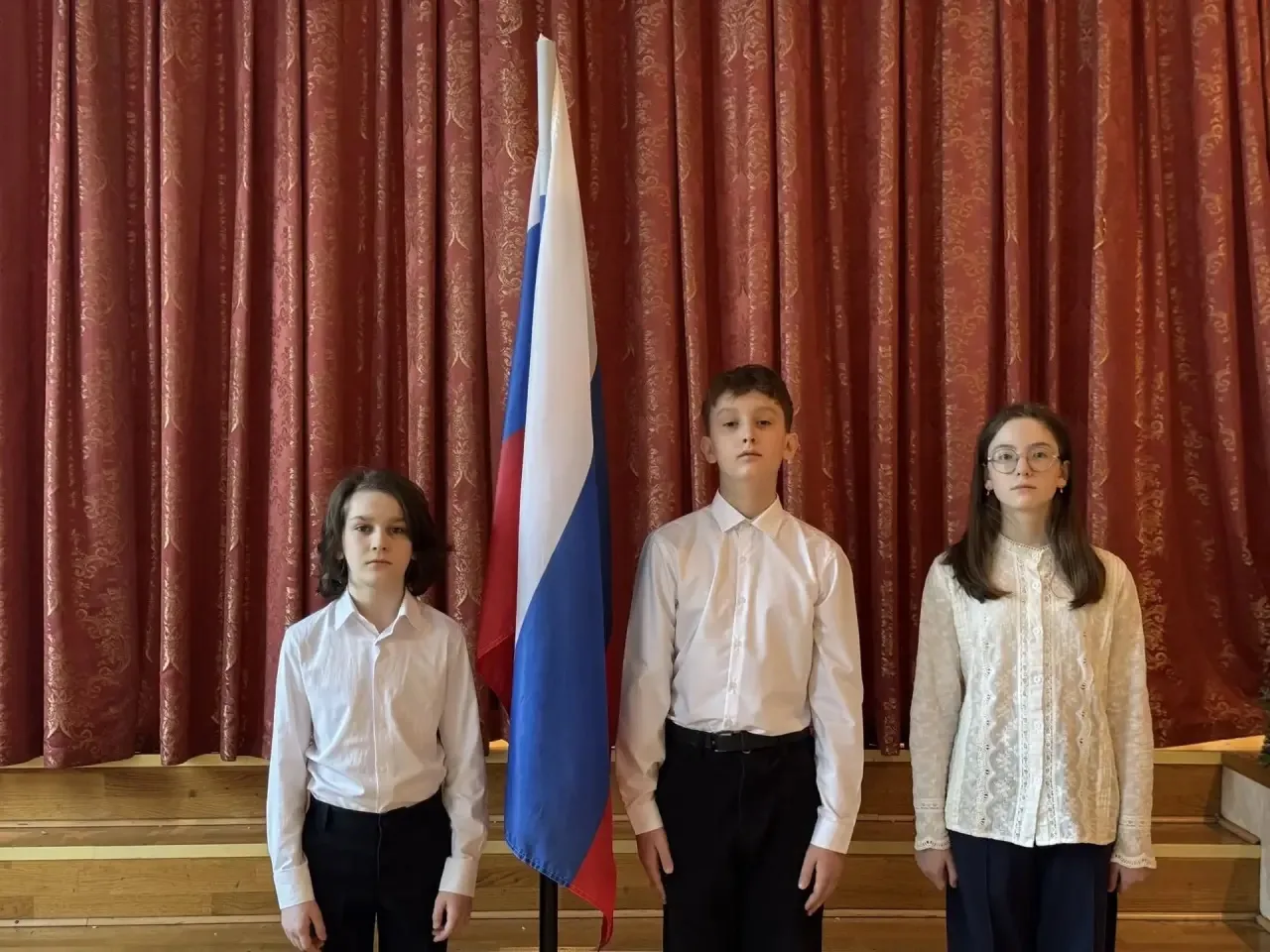 Утро понедельника — это не просто уроки, это традиция!🇷🇺  Сегодня право поднять флаг РФ получили наш