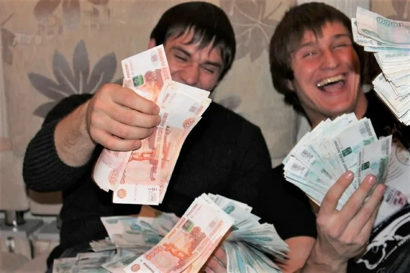 Мужчины в России теперь зарабатывают почти на 40 тысяч рублей больше женщин

Зарплатный разрыв с 202