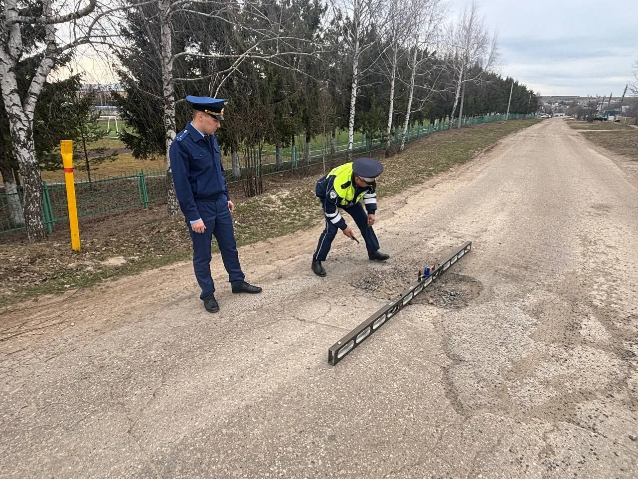 В ходе прокурорской инспекции на дорогах района были обнаружены огромные ямы длиной свыше 3 метров —