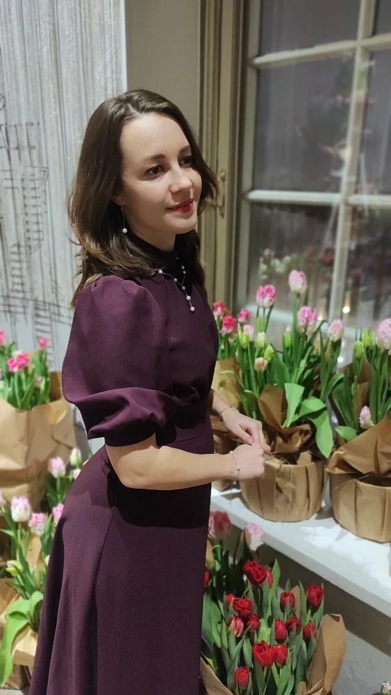 Иногда в сердце города прячутся нежные бутоны 🌷🏰