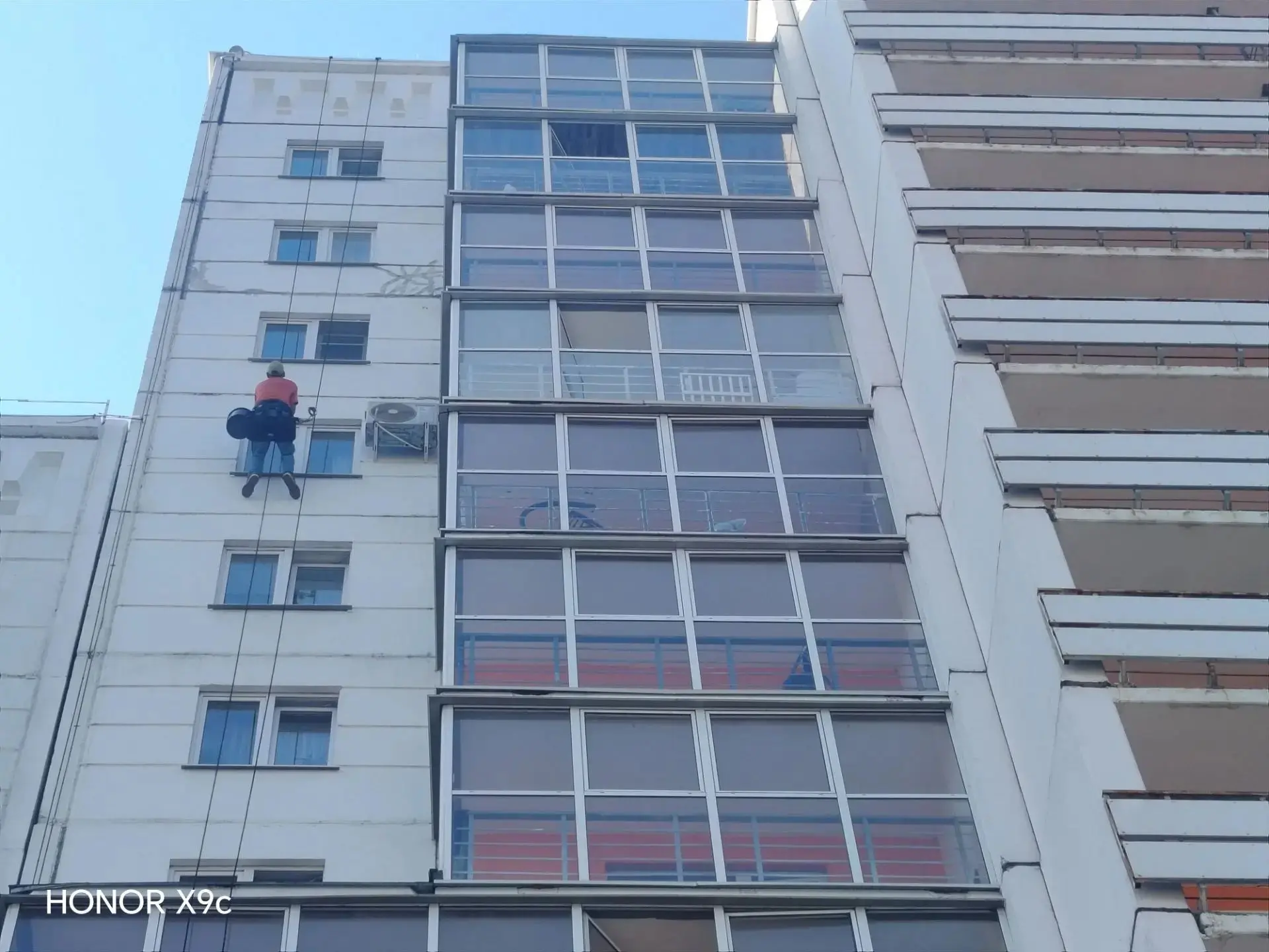 🏙 В 145 микрорайоне продолжаются работы по герметизации межпанельных швов 🛠

Управляющая компания 