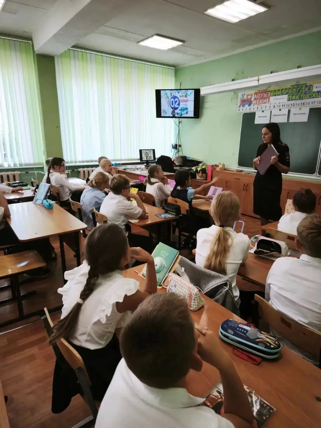 Сотрудники тульской полиции провели урок правовой грамотности для учащихся начальных кл...