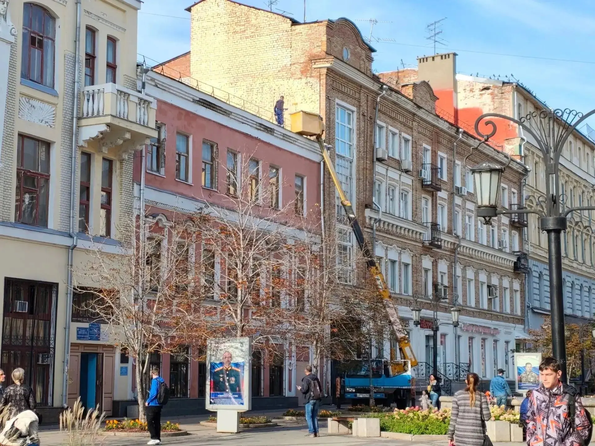 В Самаре на улице Ленинградской после жалобы жителя закрасили граффити на двух домах.