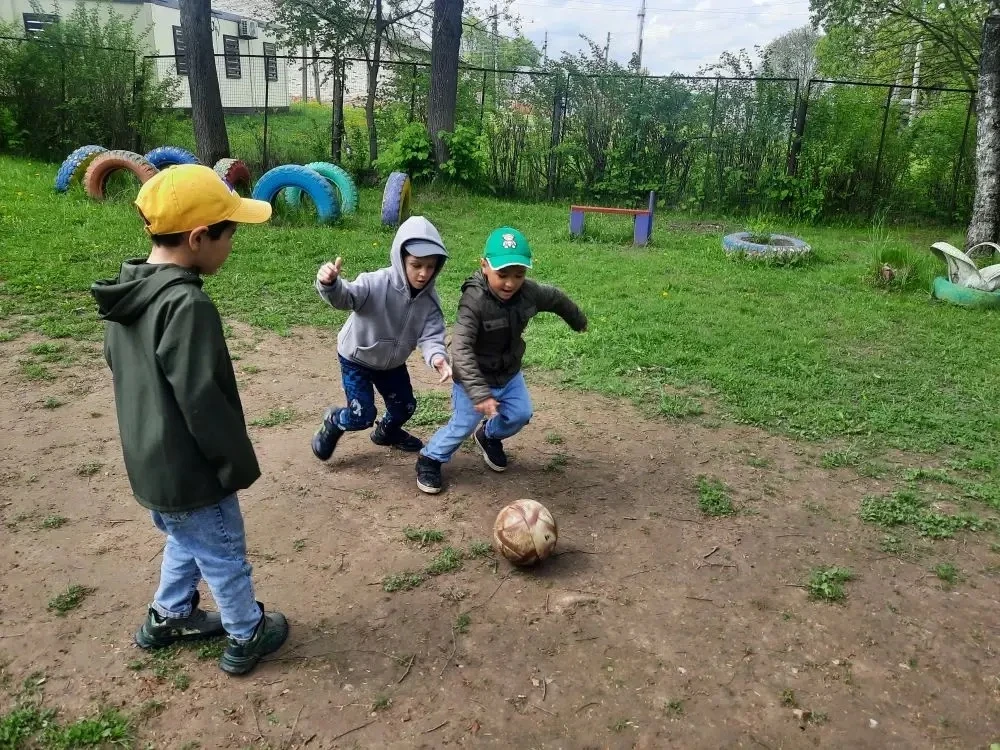 ⚽️В группе «Непоседы»👦👧прошел день веселых игр и забав, целью которого было развитие ...
