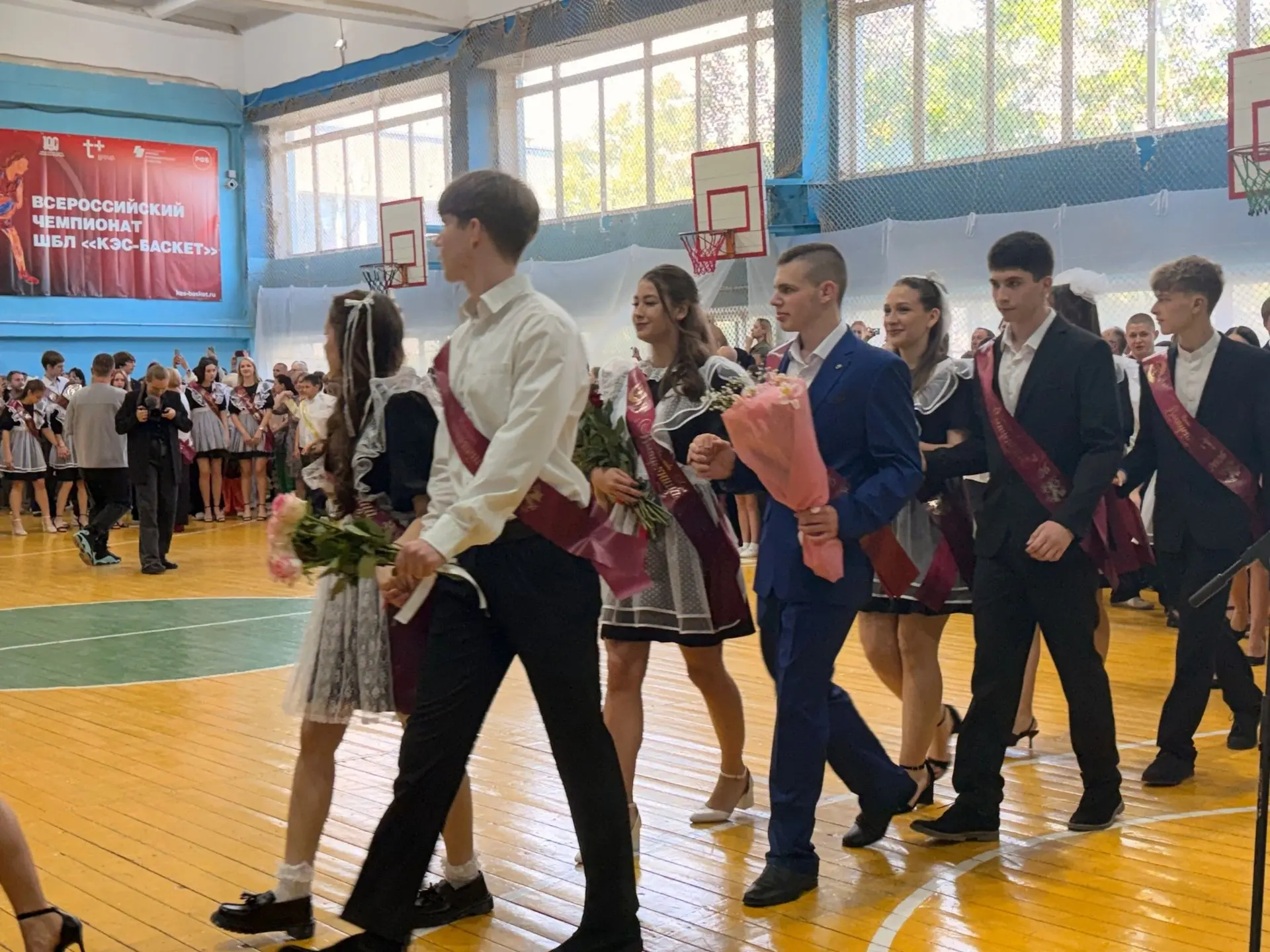 🎀 "ПОСЛЕДНИЙ ЗВОНОК"💐  Дорогие наши выпускники… Кажется, совсем недавно вы робко шли за руку с родит