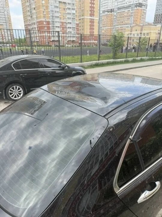⚡️ На Елецком неизвестные сбросили пакет с водой на припаркованную машину — у авто сильно помяло кры