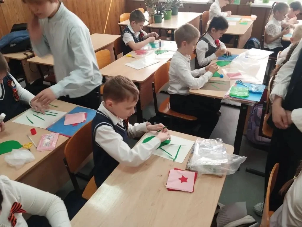 🕊 Творческая мастерская ко Дню Победы  🇷🇺Ученики начальной школы стали участниками патриотических ма