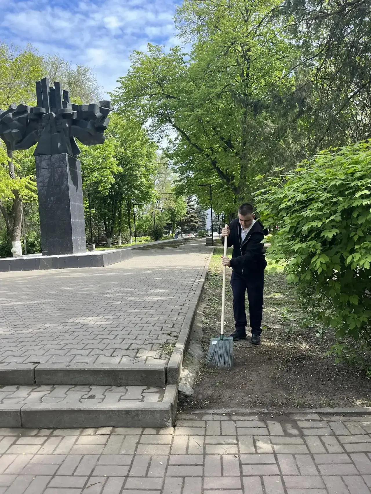 🇷🇺 «ДОН ПОМНИТ»: ЗАБОТА О ГЕРОЯХ НАЧИНАЕТСЯ С ДЕЛА  📅 В рамках патриотической акции «Дон помнит» уче