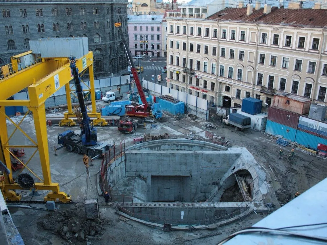 👷🏻‍♂️ На строительной площадке будущего вестибюля станции «Броневая» продолжаются работы по сооружен