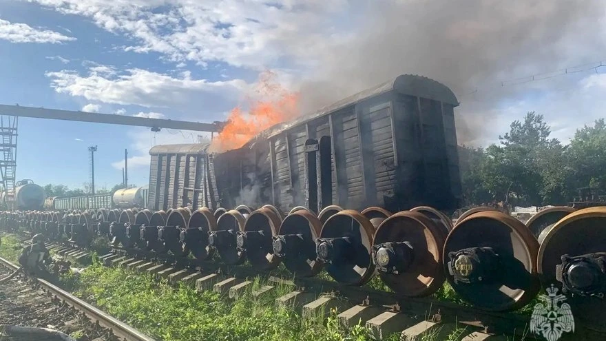 На 200-метровом пожаре под Энгельсом разлились алкидные смолы

Саратовское управление МЧС назвало по
