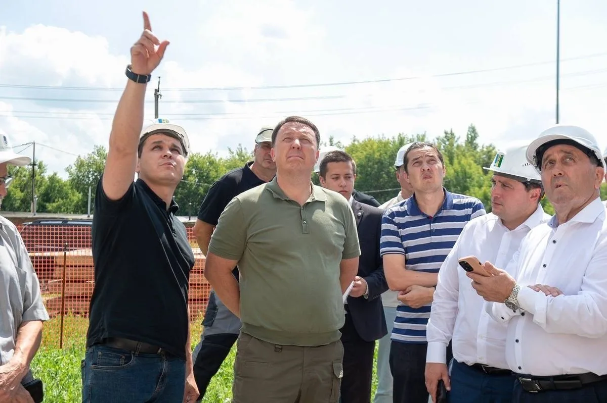 Сегодня у дома № 3 на улице Чабьинской, который поврежден в результате атаки БПЛА, побы...
