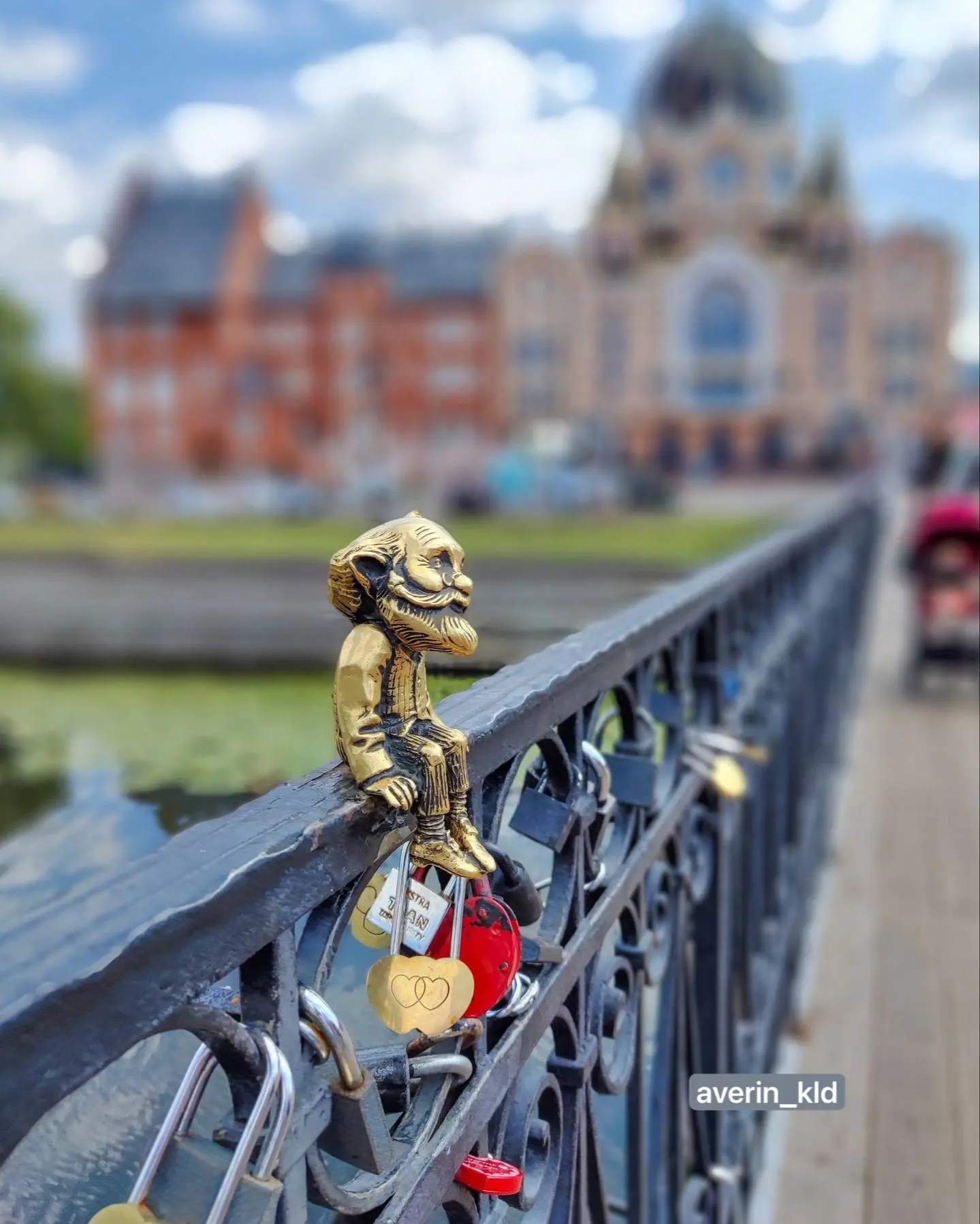 📍На перилах Медового моста сидит бронзовый человечек — хомлин дедушка Карл.
