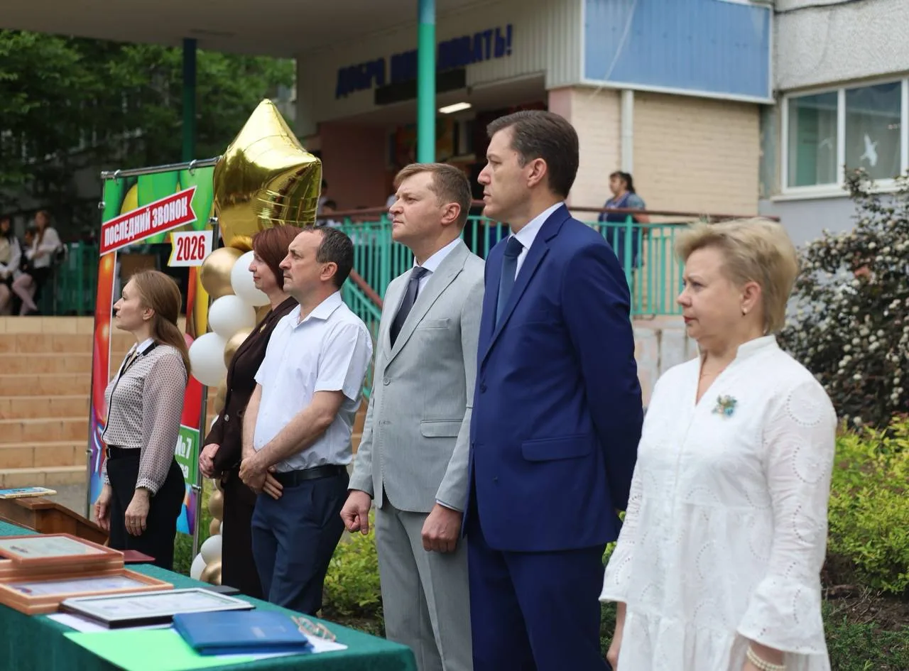 🌟Замечен на школьной линейке! Зачем ректор АГПУ сегодня утром приехал в 7-ю школу?  Сегодня по всему